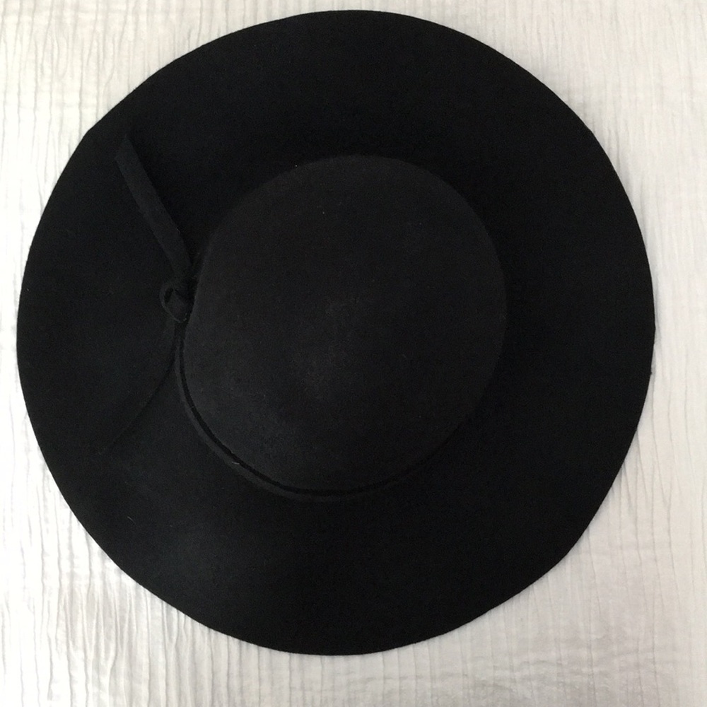 Black felt floppy hat